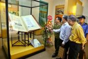  Un livre de poésie géant du Vietnam établit le record de Worldkings