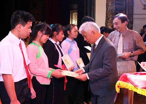 Au Vietnam : 2.250 bourses Odon Vallet aux élèves et étudiants méritants issus d'un milieu social défavorisé en 2018