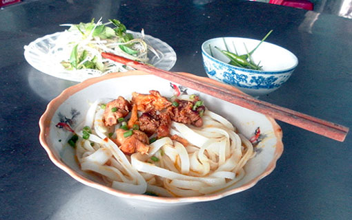 Le "Mì Quảng" (soupe nouille de Quảng Nam) à 5000VND (environ 20 centimes en Euro) et de qualité pour les travailleurs à bas salaires