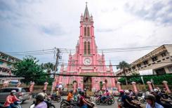 "L'église Tan Dinh, située au centre de Hô Chi Minh-Ville, au Vietnam, est une merveille architecturale et un monument rose emblématique", selon le journal indien Hindustan Times 