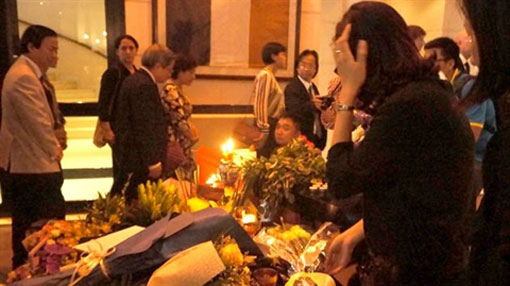 De nombreux Vietnamiens viennent témoigner de la solidarité au peuple français