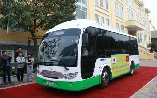 Énergie solaire : Hai Phong expérimente son premier bus électrique