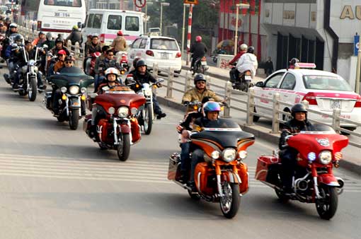 Vietnam: Harley, gros cubes américains font aussi tourner les têtes